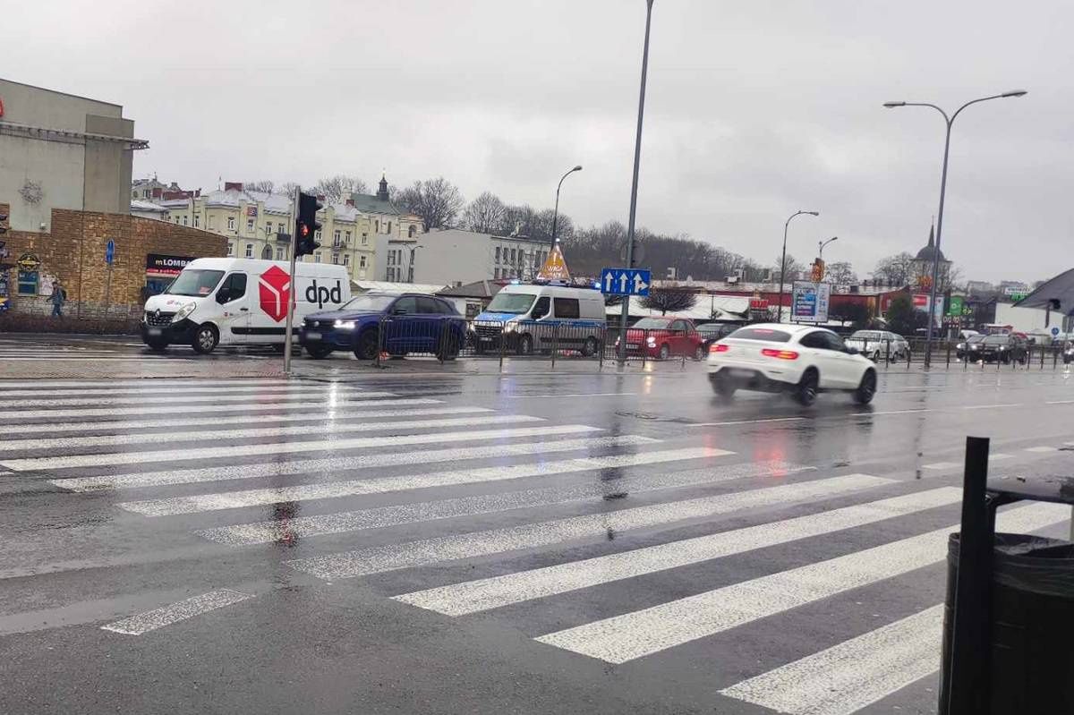 Kurier DPD wjechał busem w tył osobowej hondy na al. Tysiąclecia