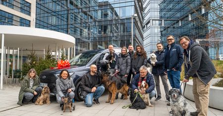 Ford nie zapomina o potrzebujących zwierzętach. Transit Connect PHEV trafia do fundacji Psia Krew – wyjątkowy "van helper" wesprze działania Animal Helper