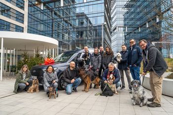 Ford nie zapomina o potrzebujących zwierzętach. Transit Connect PHEV trafia do fundacji Psia Krew – wyjątkowy "van helper" wesprze działania Animal Helper