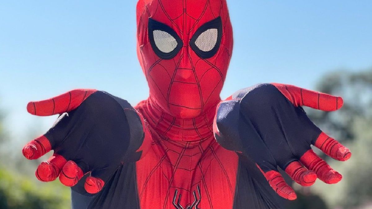 Przeszło setka dzieci przed rozpoczęciem świątecznej zabawy obejrzała nagranie z udziałem superbohatera