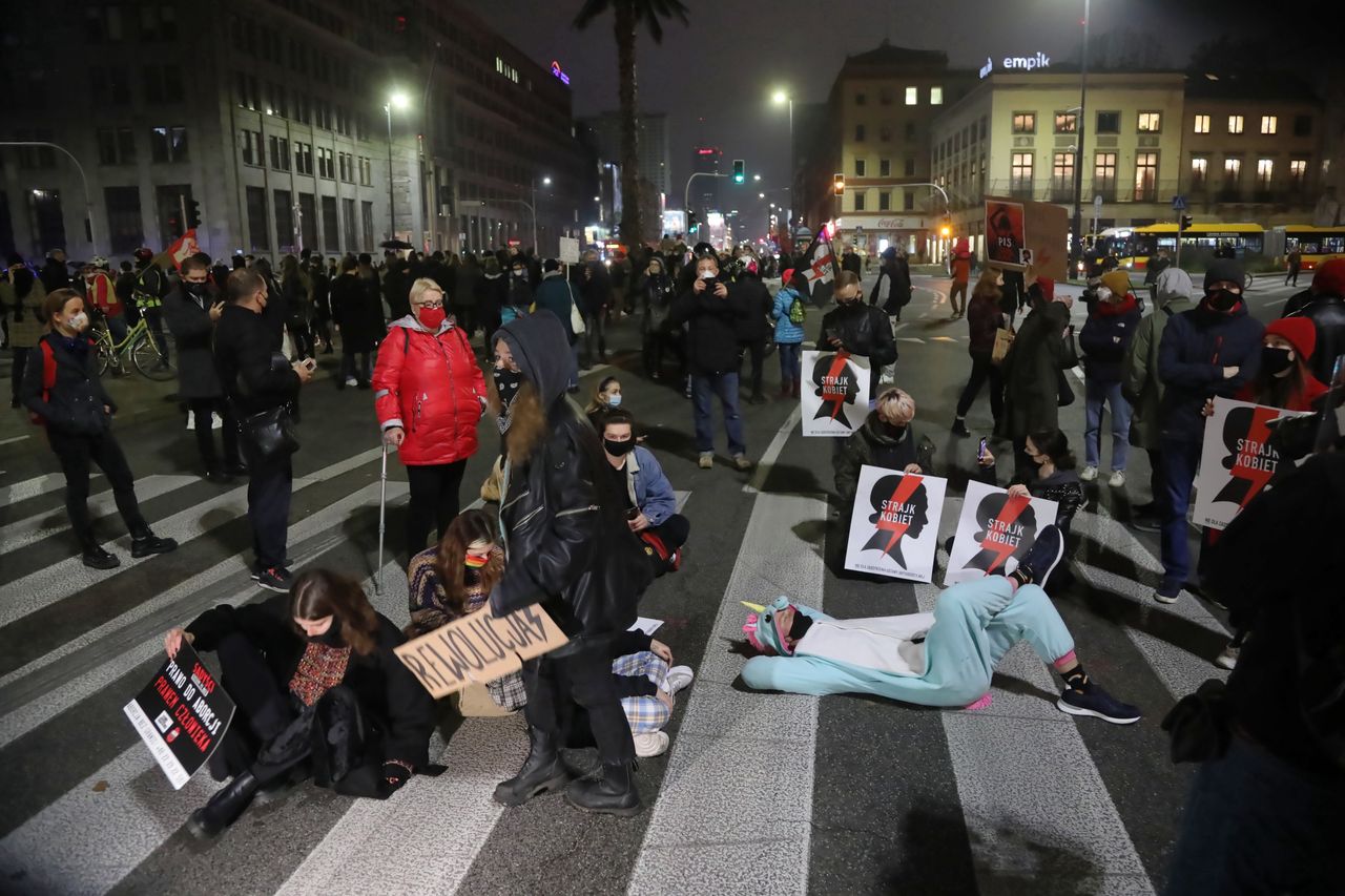 Strajk Kobiet. Rozpoczęła się blokada Warszawy. Stołeczne ulice sparaliżowane