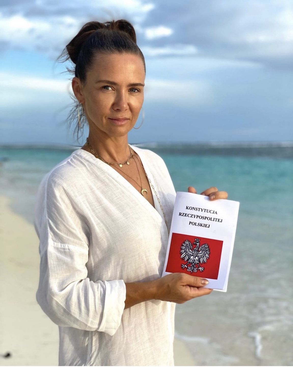 Kinga Rusin subtelnie WBIJA SZPILE rządzącym: "Oby rok 2022 przyniósł koniec i jednej I DRUGIEJ ZARAZY!"