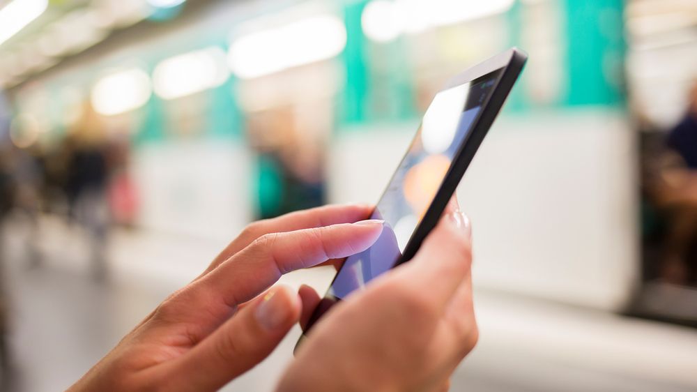 Kobieta korzystająca ze smartfona z depositphotos