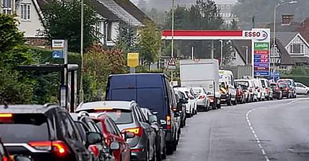 Gigantyczne kolejki na Wyspach. Aktywiści blokują dostawy paliwa