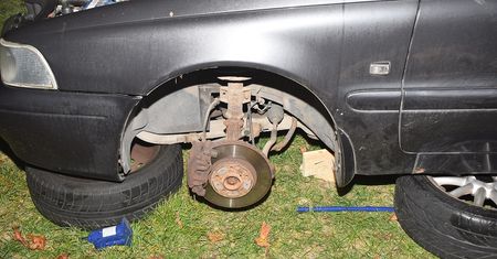 56-latka przygniotło auto. Tragiczny wypadek podczas zmiany opon
