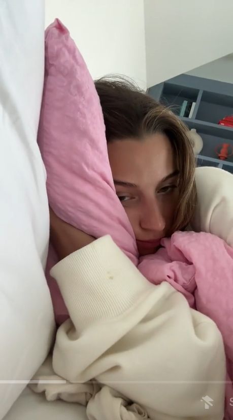 Julia Wieniawa słucha piosenki o złamanym sercu.