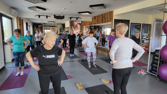 Seniorzy ćwiczą pilates