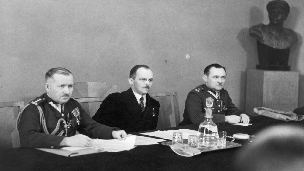 Prezydium Zjazdu Polskiego Związku Strzelectwa Sportowego w Warszawie (1936). Od lewej: płk Stanisław Wecki, pułkownik Leśniewski i mjr Stanisław Stawarz.