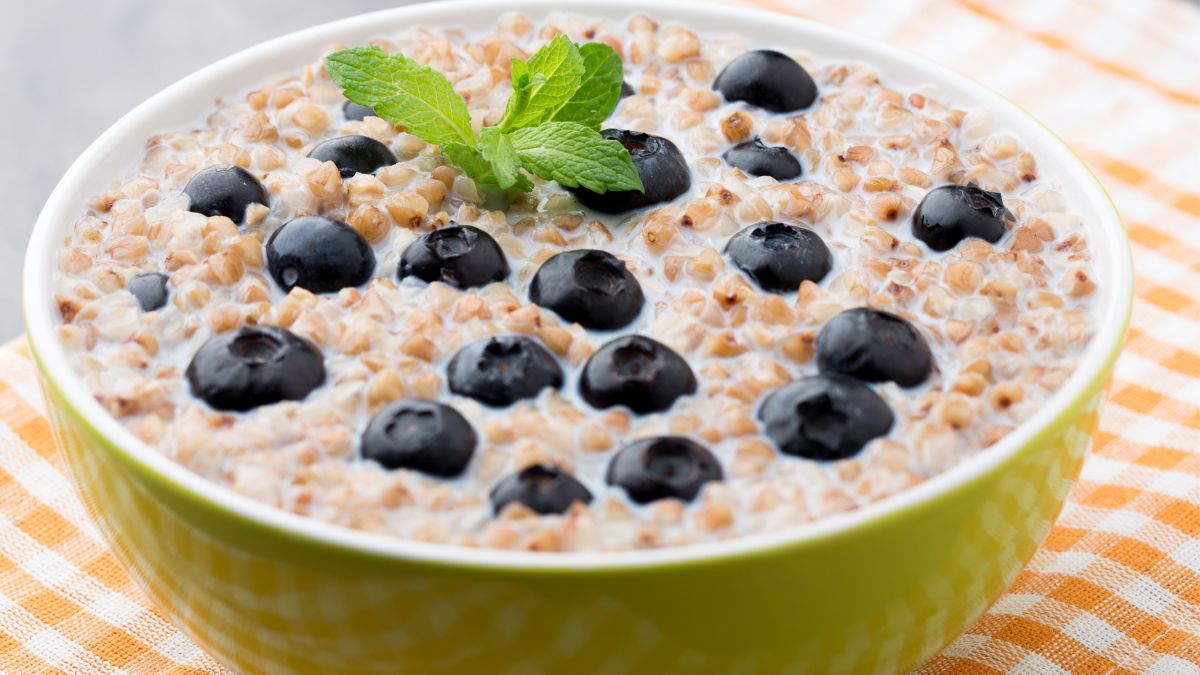 Grzyczanka na mleku z borówkami to pyszne i pożywne śniadanie