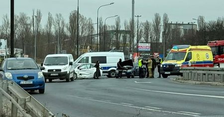 Wypadek na rondzie przy Makro w Lublinie. Jedna osoba w szpitalu, duże utrudnienia w ruchu