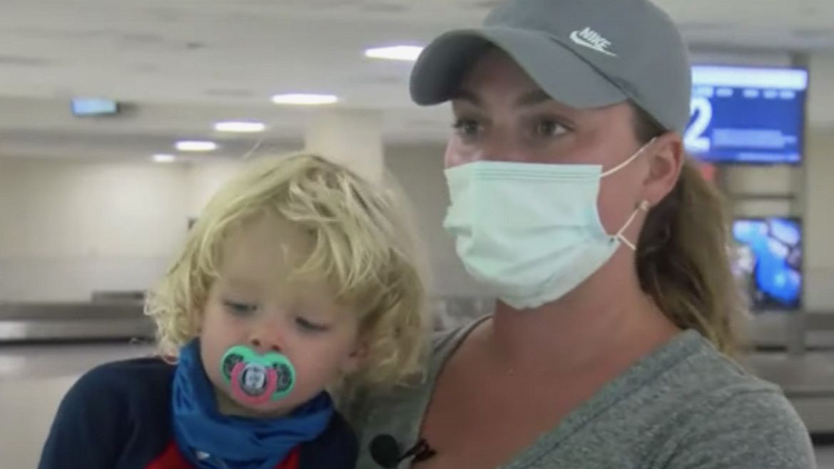 Jodi Degyansky i jej 2-letni synek zostali wyrzuceni z samolotu za brak maseczki.