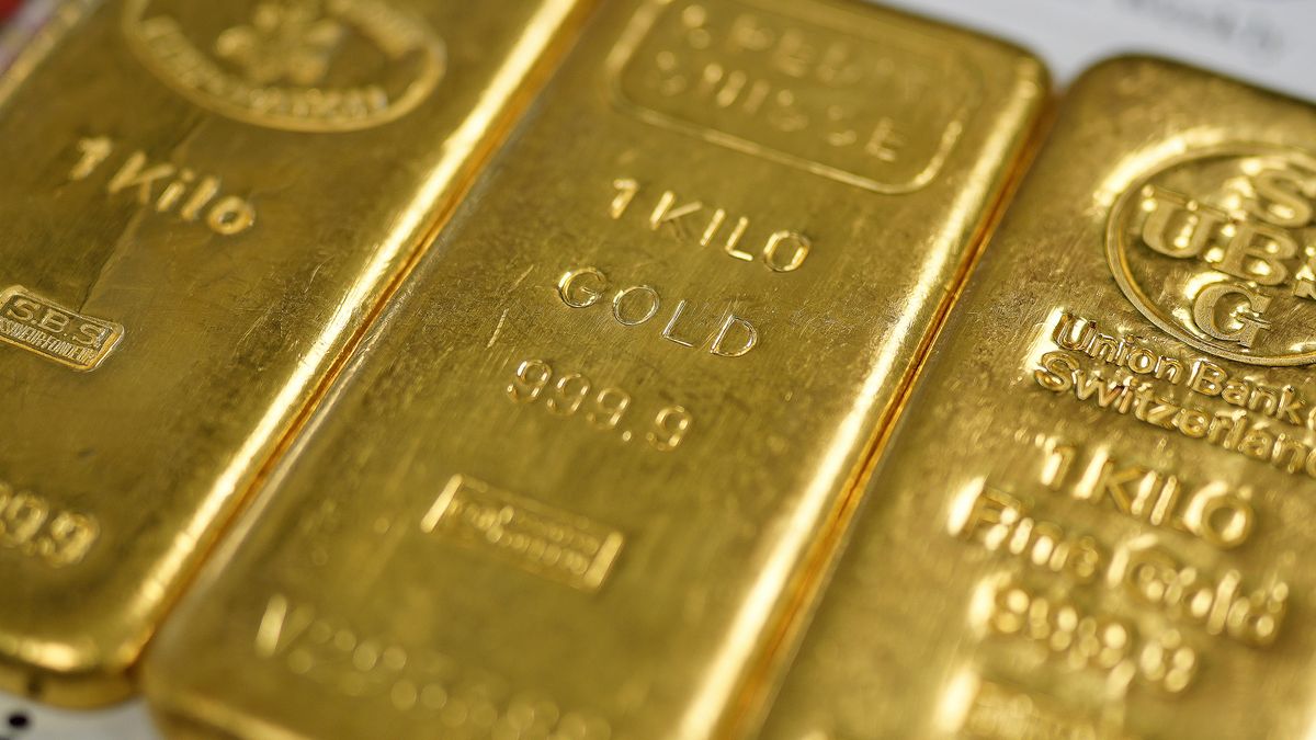 BIRMINGHAM, ENGLAND - DECEMBER 13: Three 1kg gold bullion bars worth over 155,00 GBP lay on the counter in a gold dealers in Birmingham's jewellery quarter on December 13, 2023 in Birmingham, England. Gold prices have increased since the Ukraine War but have soared to record highs since the start of the Hamas-Israel war. Other factors are the weakening US dollar and expected rate cuts from the Federal Reserve.  (Photo by Christopher Furlong/Getty Images)