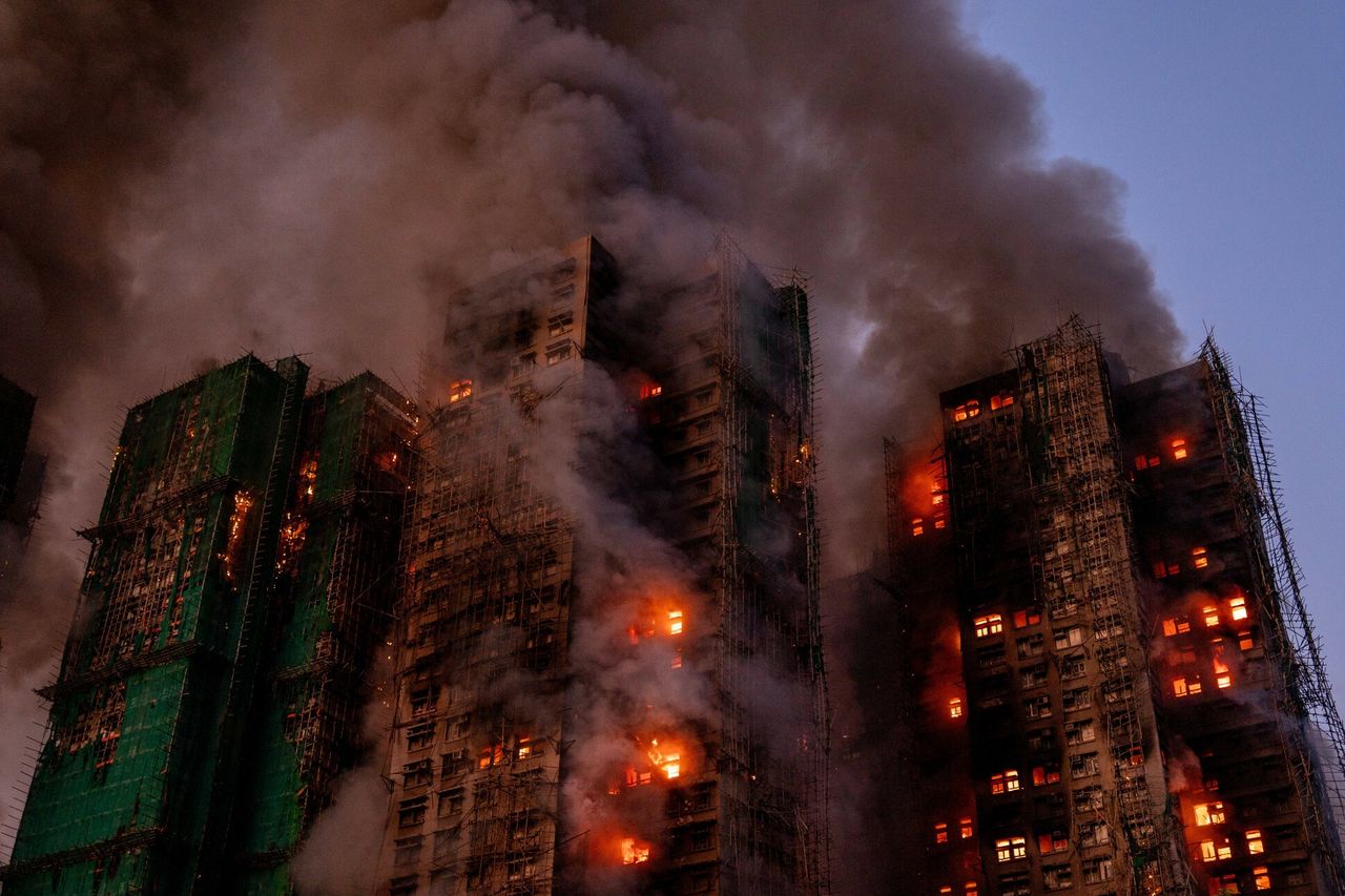 Ludzie wciąż uwięzieni. Rośnie liczba ofiar w Hongkongu