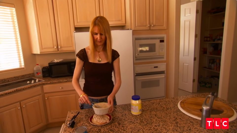 Historia Aimee Elizabeth szokuje. Milionerka żywi się kocią karmą i z oszczędności nie myje sztućców