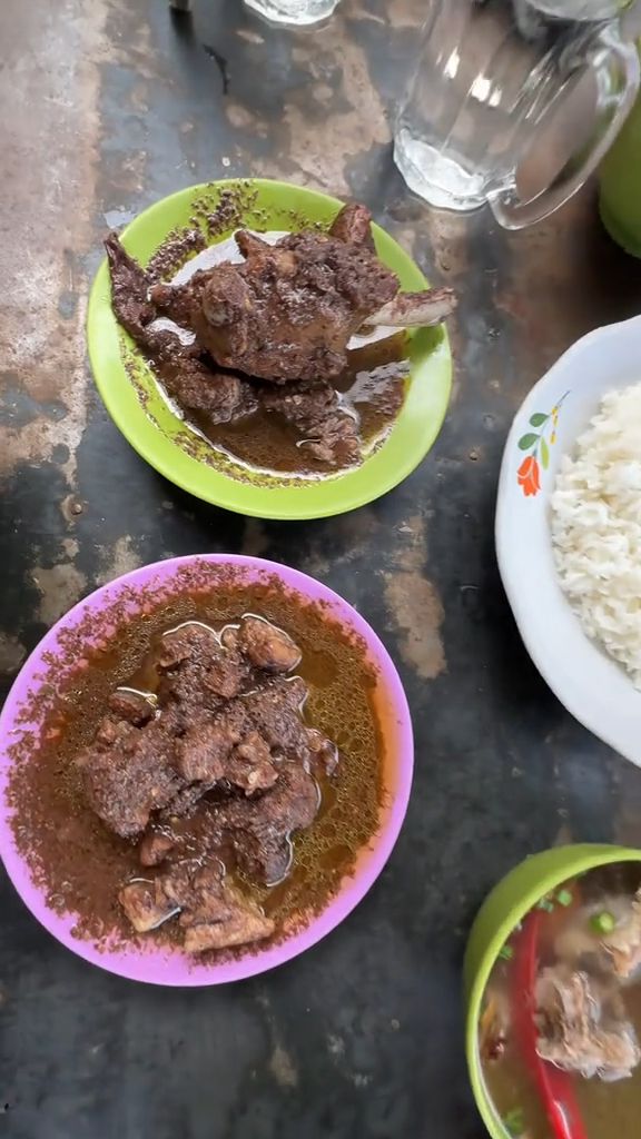 Influencerka spróbowała psa w indonezyjskiej restauracji