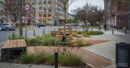 Warszawa. Na Pradze-Północ powstał parklet. Realizacja miała dwuletnie opóźnienie [ZDJĘCIA]