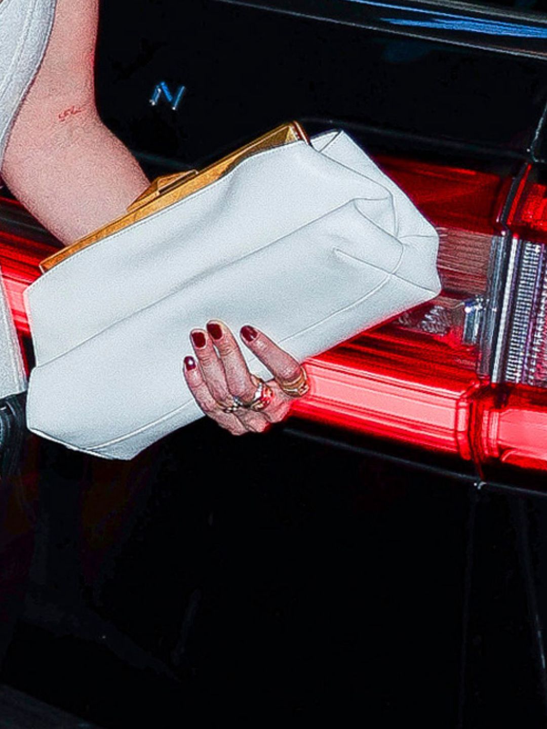 Dłoń Gigi Hadid