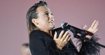 Anna Mucha szokuje. Pod kościołem podwiało jej sukienkę