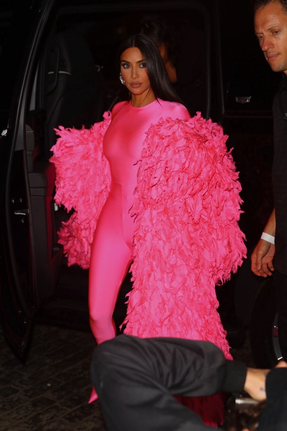 Kim Kardashian przebrana za RÓŻOWEGO PTAKA z "Ulicy Sezamkowej" zmierza na afer po SNL wraz z rodzinką