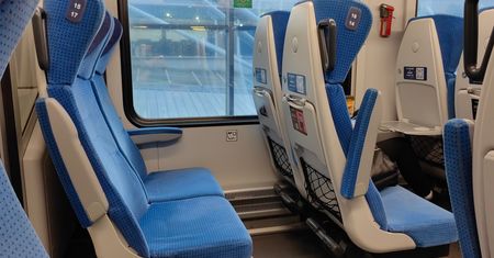 Mało kto zwraca uwagę w pociągu. Mają ukrytą funkcję