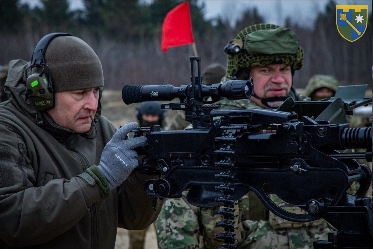 Ukraiński żołnierz z DSzKM z zamontowaną lunetą termowizyjną AGM TS35-640.