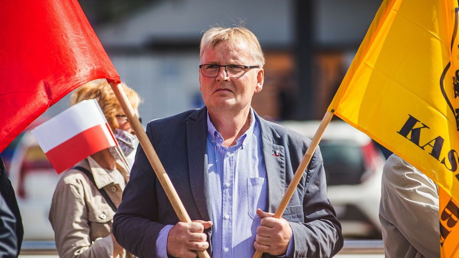 Przywiązał psa do samochodu. Były senator PiS stanął przed sądem
