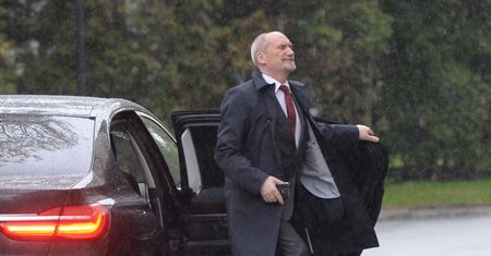 Limuzyna zaparkowała na przystanku. Czekała na Macierewicza