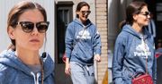 Nieumalowana Katie Holmes w dresie, Uggach i z torebką Chanel