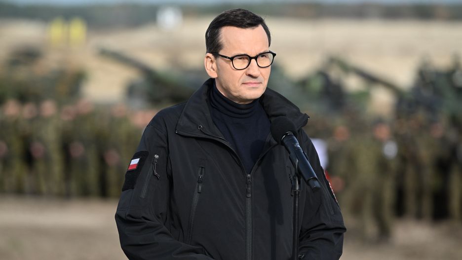 Nowa Dęba, 09.11.2022. Premierzy Polski Mateusz Morawiecki podczas manewrów państw Grupy Wyszehradzkiej, Stanów Zjednoczonych i Wielkiej Brytanii ph. "PUMA 22" na poligonie w Nowej Dębie, 9 bm. (amb/mr) PAP/Darek Delmanowicz