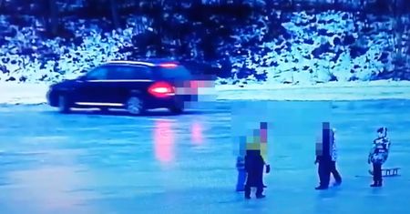 Driftował na zamarzniętej rzece. Obok stał dzieci