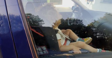 Zostawiła trzylatkę w aucie i poszła do znajomych. Dziecko miało na twarzy ślady wymiocin