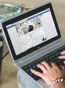 Facebook poleca ci dziwne rzeczy? Ekspertka wyjaśnia dlaczego