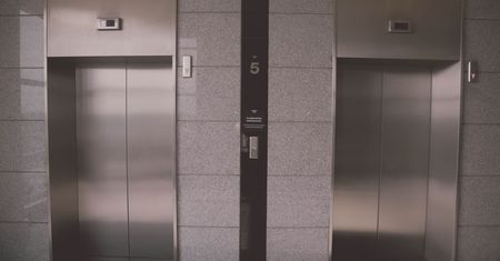 Rumia. Winda stanęła przed 17:00. Mężczyzna został uwięziony w środku