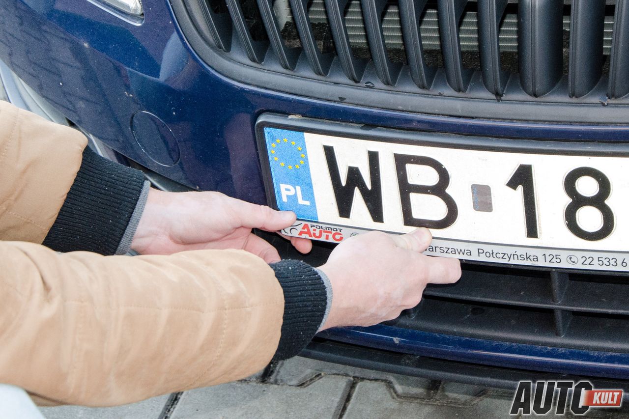 Jak zdjąć tablice rejestracyjne?