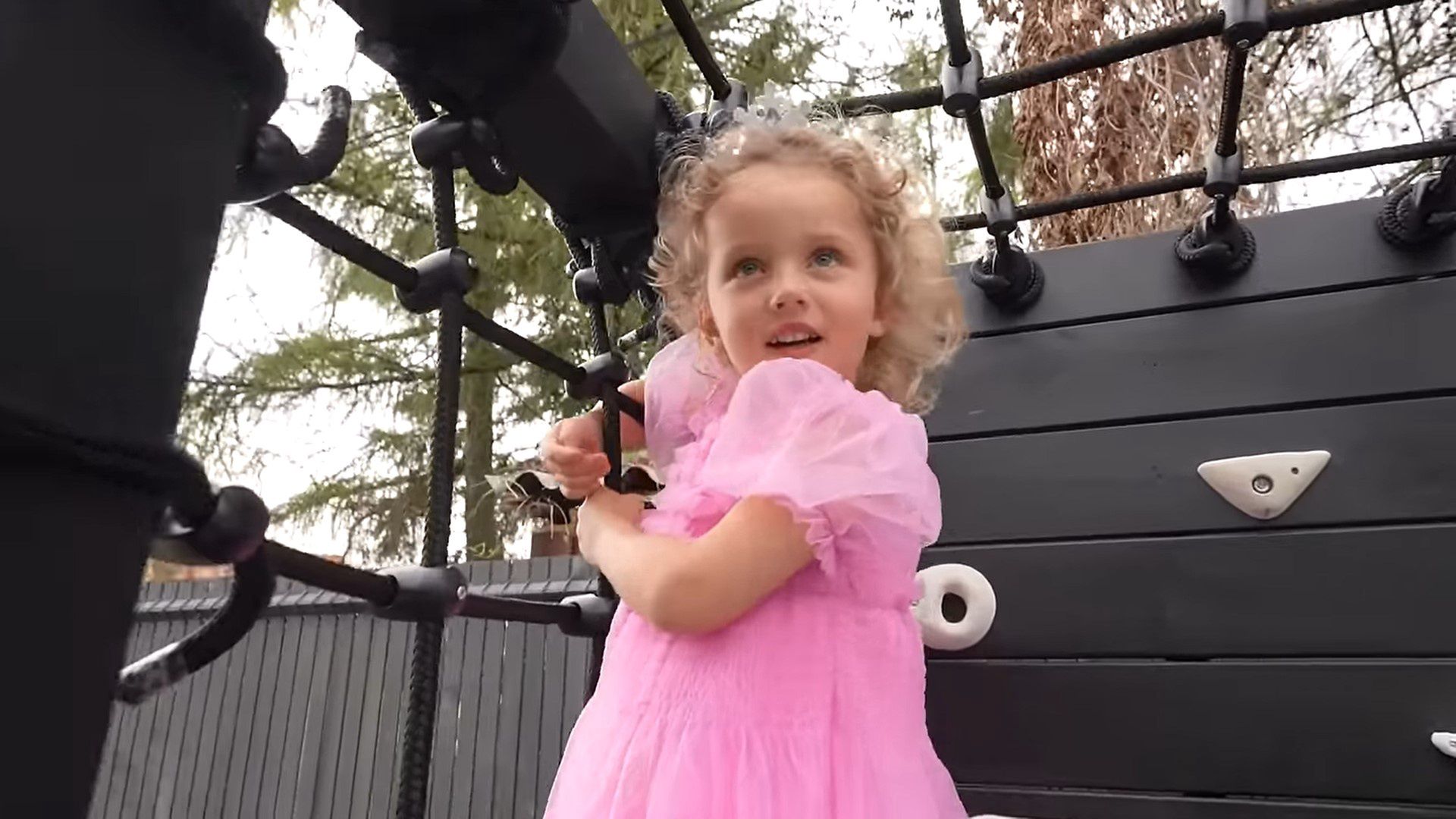 Andziaks oprowadziła widzów po placu zabaw