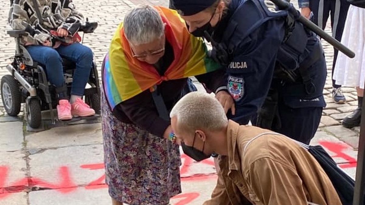 Popularna aktywistka Babcia Kasia przed wejściem do Centrum Sztuki Współczesnej Zamek Ujazdowski napisała "precz z faszyzmem". 