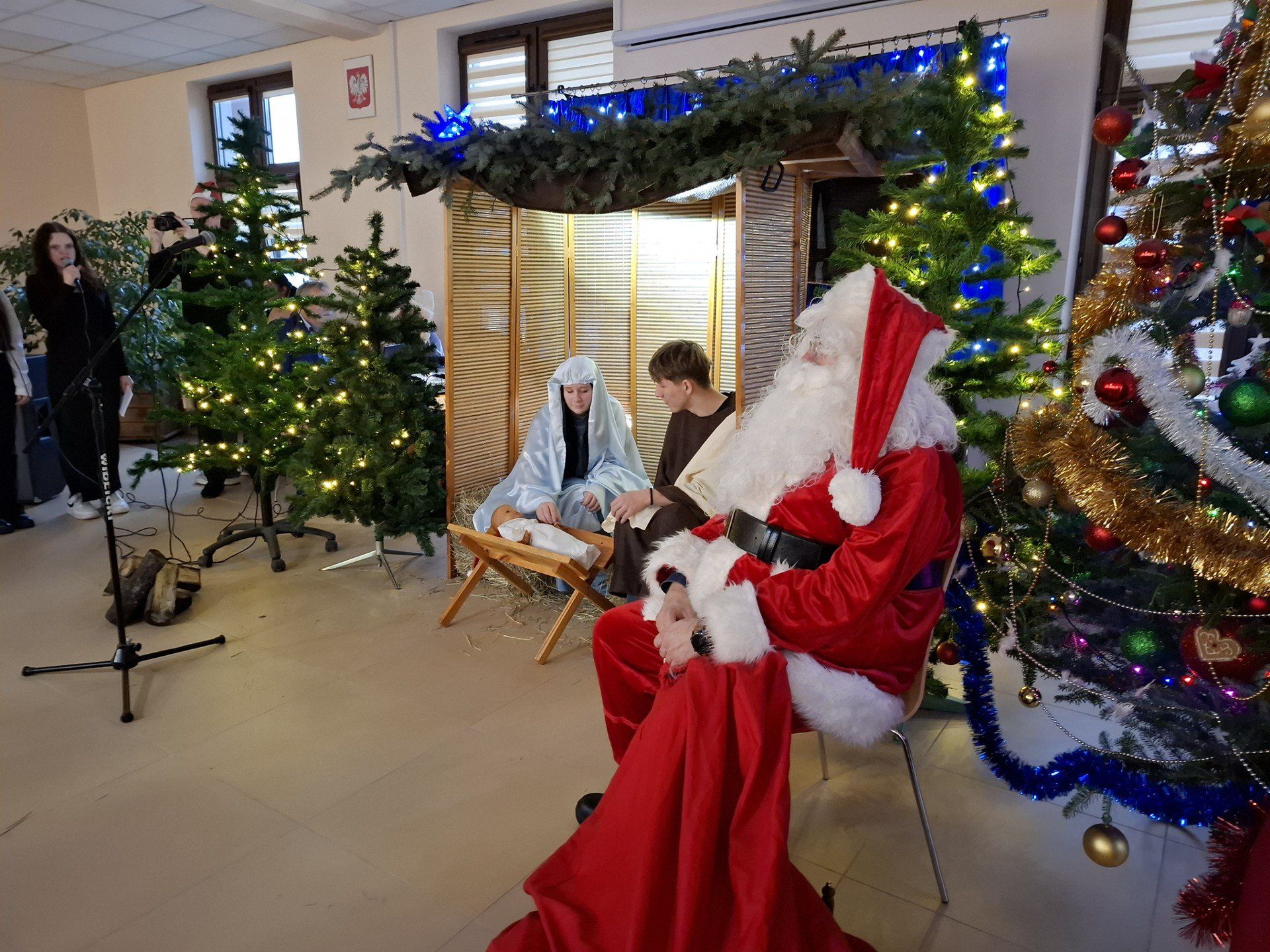 Podczas wigilii nie zabrakło świątecznych akcentów, jak szopka i wizyta Świętego Mikołaja.