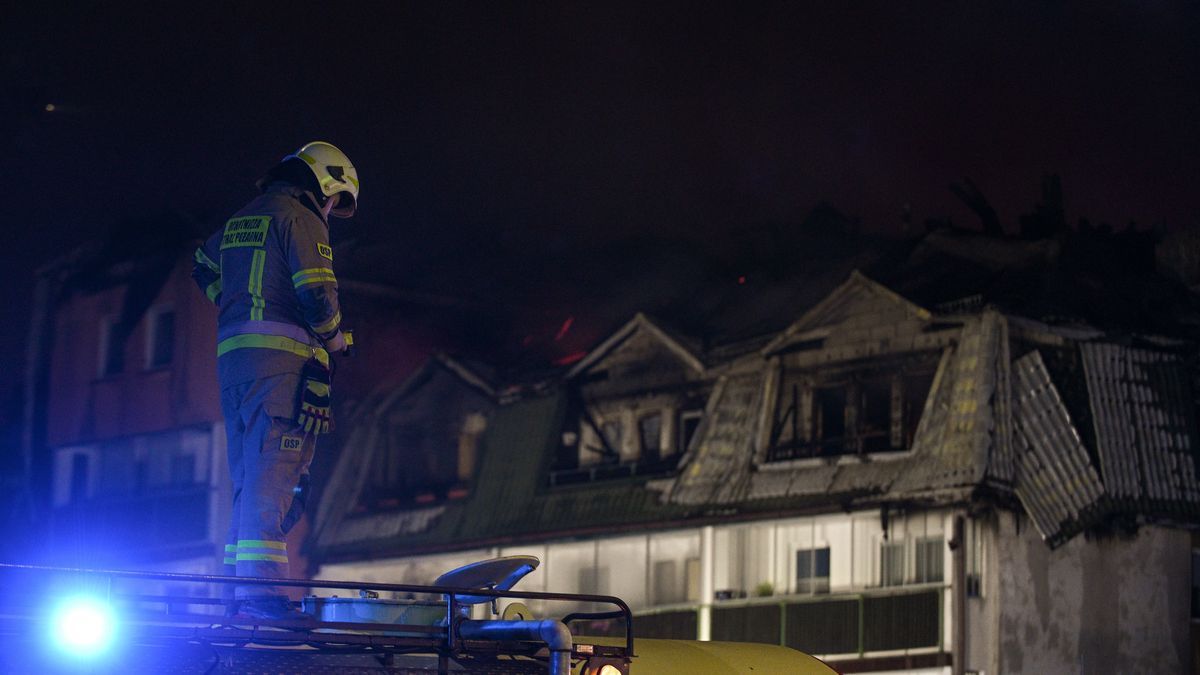 Po�ar dachu budynku mieszkalnego
Marcin Obara
blok, budynek, dach, Powsta�c�w, po�ar, blok�w, budynk�w, dw�ch, mieszkalnych, poddasze, stra� po�arna, mieszkalny