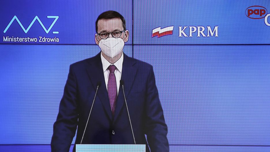 Warszawa, 25.03.2021. Koronawirus w Polsce. Premier Mateusz Morawiecki podczas konferencji prasowej w KPRM, 25 bm., transmitowanej w serwisie pap.pl i oglądanej w jednym z mieszkań w Warszawie. Konferencja dot. nowych zasad bezpieczeństwa epidemicznego. (amb) PAP/Paweł Supernak