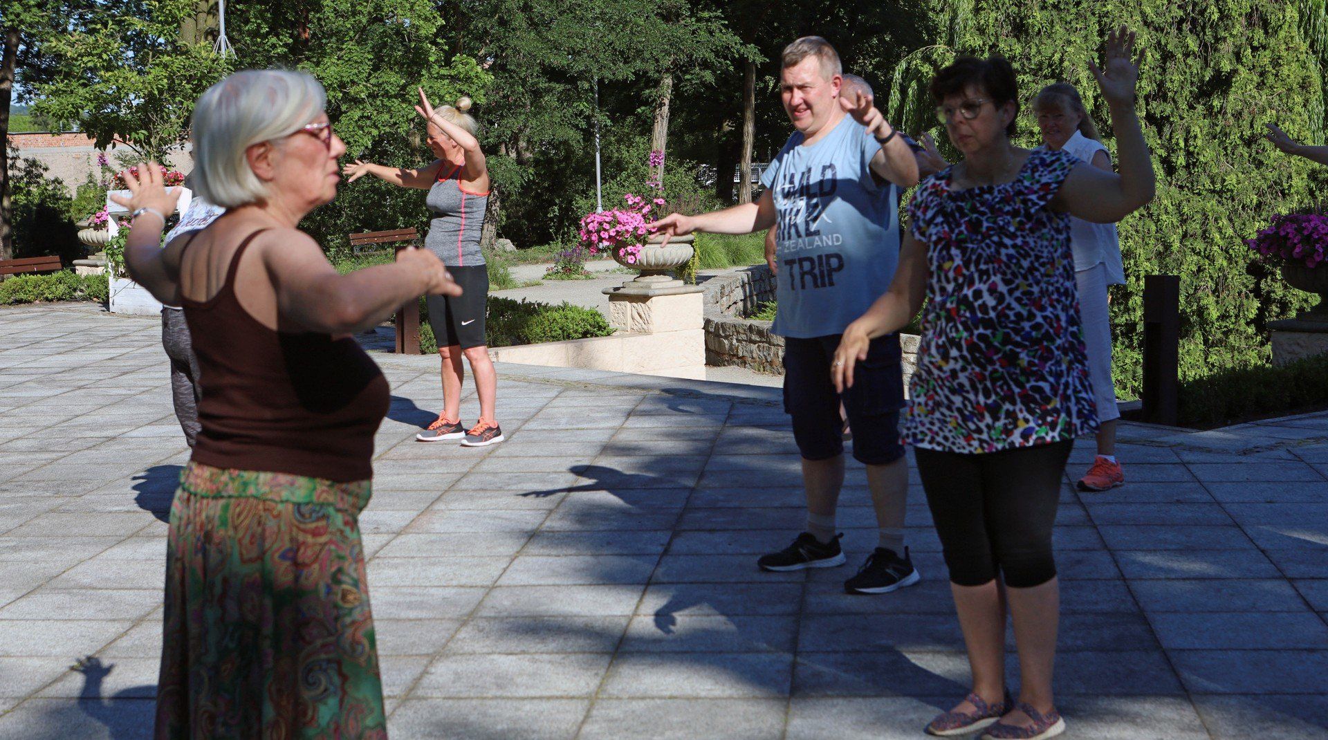 Wakacyjne zajęcia z &#34;Tai chi&#34; w parku miejskim w Grudziądzu