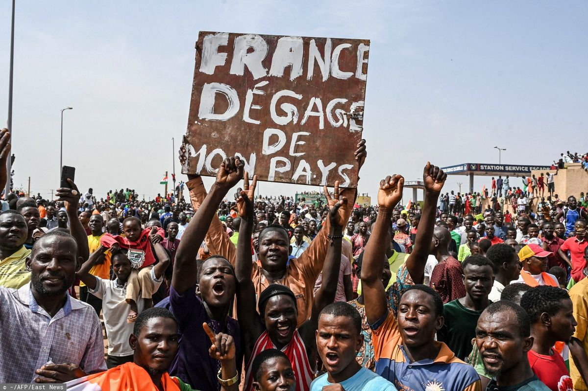 "Francja niszczy mój kraj" - głosi jeden z transparentów, który trzyma uczestnik sobotniej demonstracji przed francuską bazą wojskową w Nigrze
