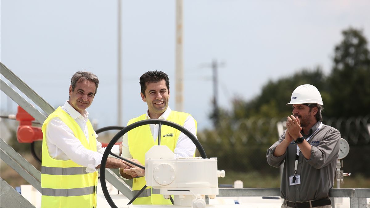 Premier Grecji Kyriakos Mitsotakis (L) i premier Bułgarii  Kiril Petkov otwierają Interconnektor IGB 