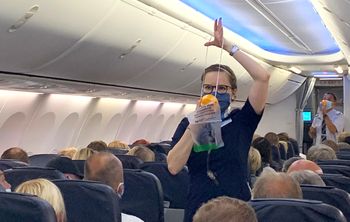 Dekompresja w samolocie. Dlaczego maskę trzeba założyć najpierw sobie?