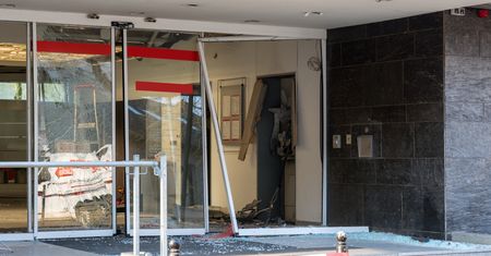 Tajemnicza kradzież w Olsztynie. Nieznani sprawcy wysadzili bankomat