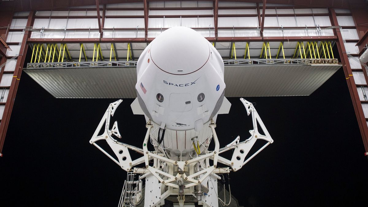 Pojazd Crew Dragon Resillience przed misją Crew-1 w 2020 r.