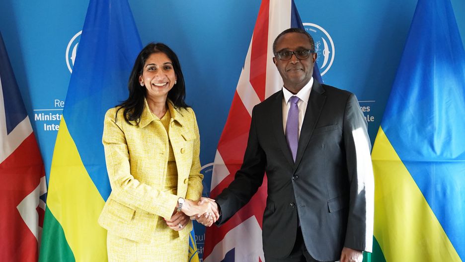 Brytyjska minister Suella Braverman odwiedziła Rwandę
i spotkała się ze swoim odpowiednikiem w Kigali, ministrem Vincentem Birutą