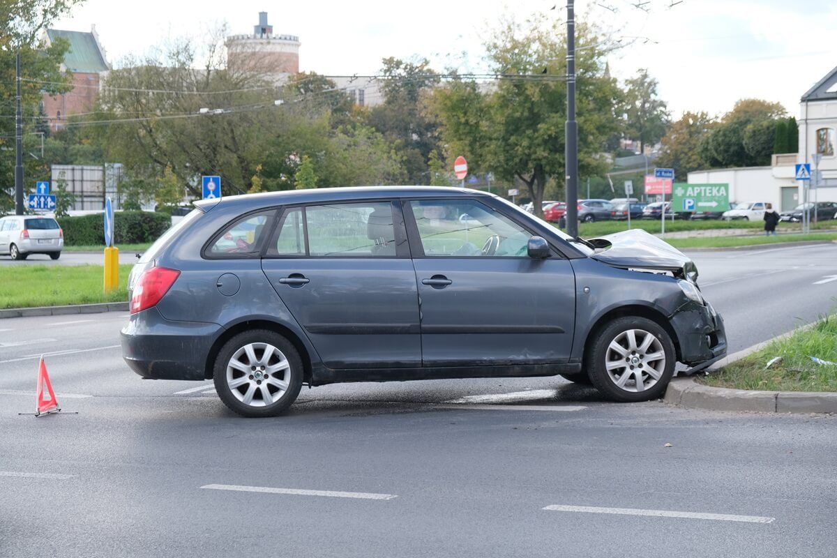 Zderzenie skody z kią na rondzie Mohyły