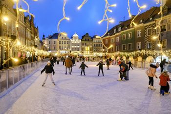 Poznań: Betlejem Poznańskie na Starym Rynku ruszyło pełną parą. Lodowisko, karuzela i tłumy w pierwszy weekend