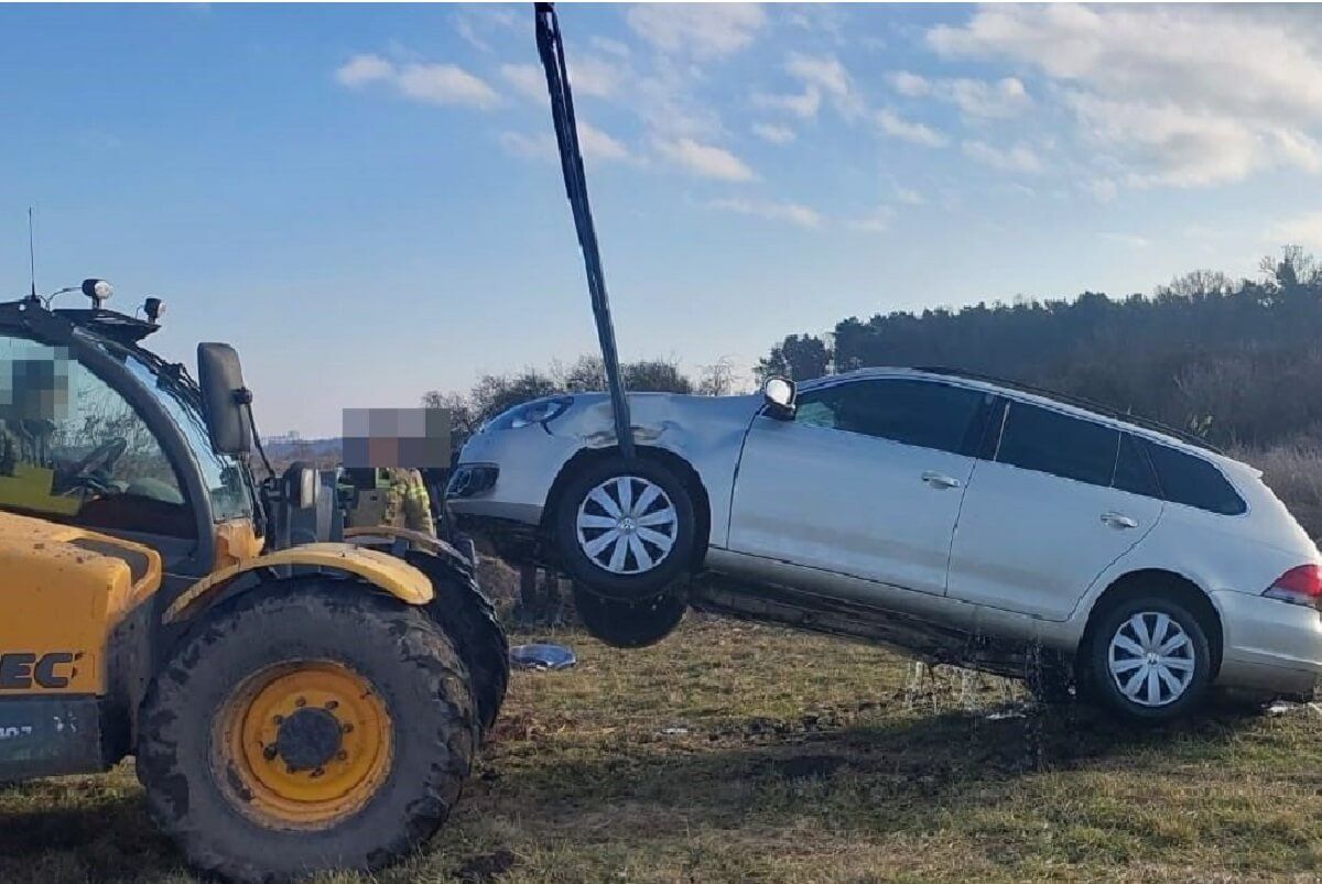 Samochód wyciągnięty z rzeki