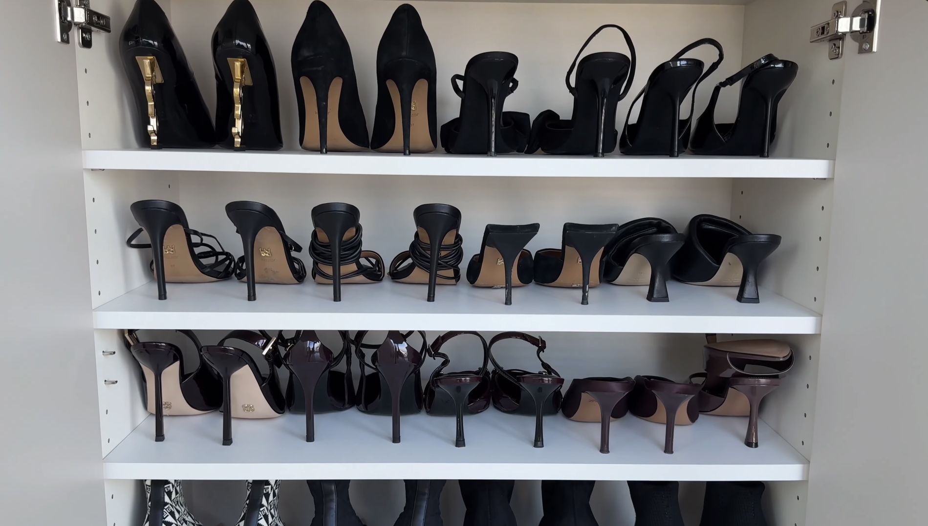 Julia von Stein trzyma buty w... szafce kuchennej